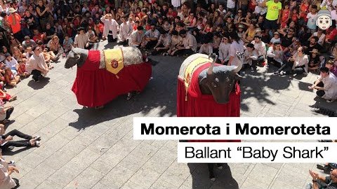 Momerota i Momeroteta ballant "Baby Shark Dance" davant l'Ajuntament de Mataró