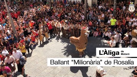 El Águila de Mataró bailando "Milionària" de Rosalía delante el Ayuntamiento de Mataró
