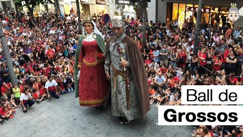 "Ball de Grossos" Robafaves y Geganta desde el Ayuntamiento de Mataró