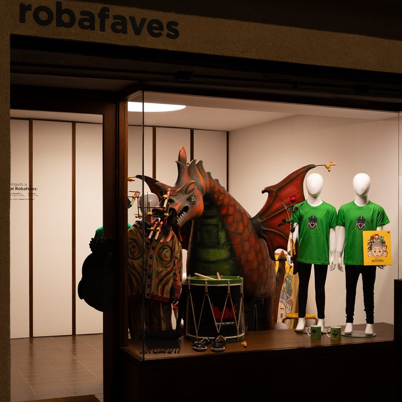 El escaparate de Robafaves con el Drac Petit de Sant Roc de Tarragona