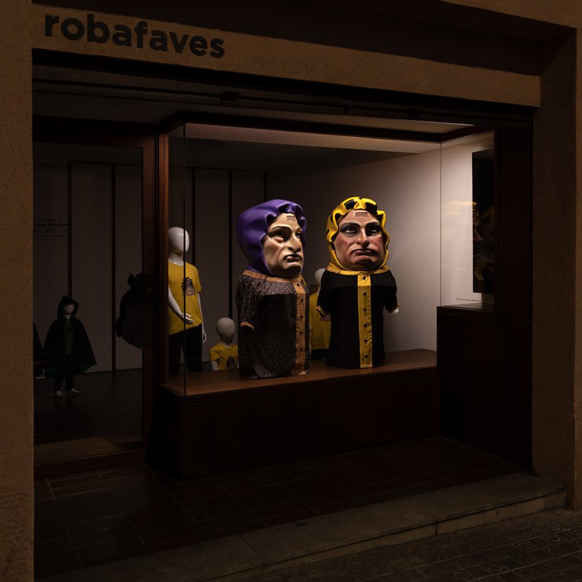 Plano general de la Vella Lila y la Vella Groga de Terrassa en el escaparate de Robafaves