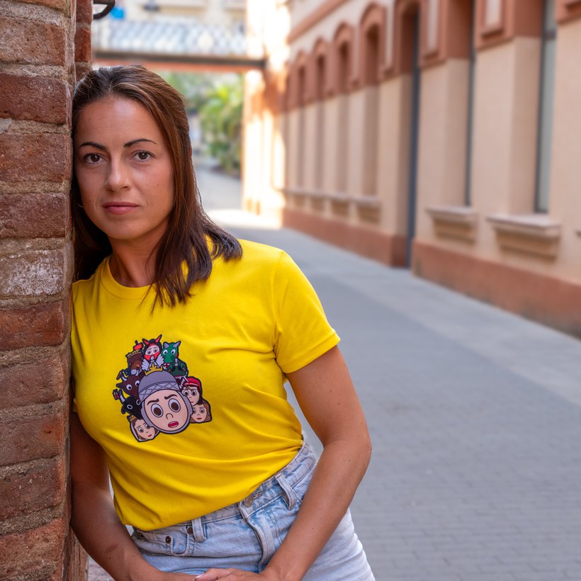 Mireia luciendo la camiseta amarilla de los Gigantes y figuras de fuego de Mataró