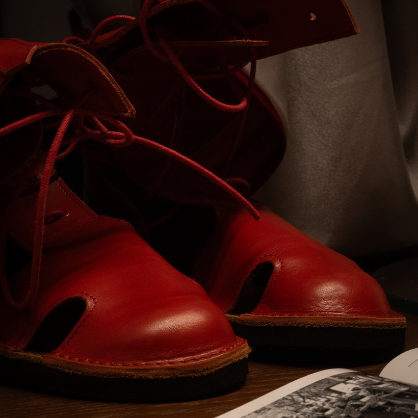 Plano detalle de las botas rojas de cuero de los Armats de Mataró