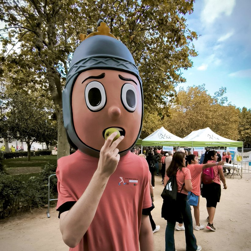 El Capgròs de Robafaves recuperando fuerzas con una manzana
