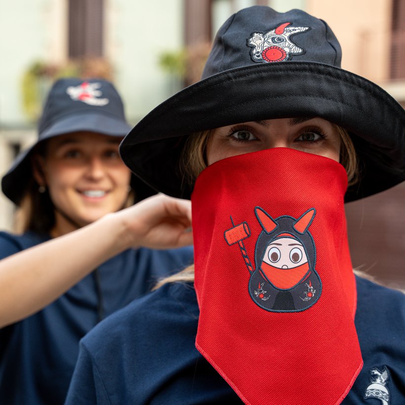 Gorro de Correfoc GUSPIRA de Mataró junto con el pañuelo de las Diablesses